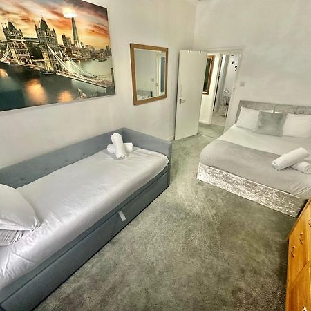 Homely Apartment In The Heart Of Town Centre - Sleeps 6 Борнмът Екстериор снимка