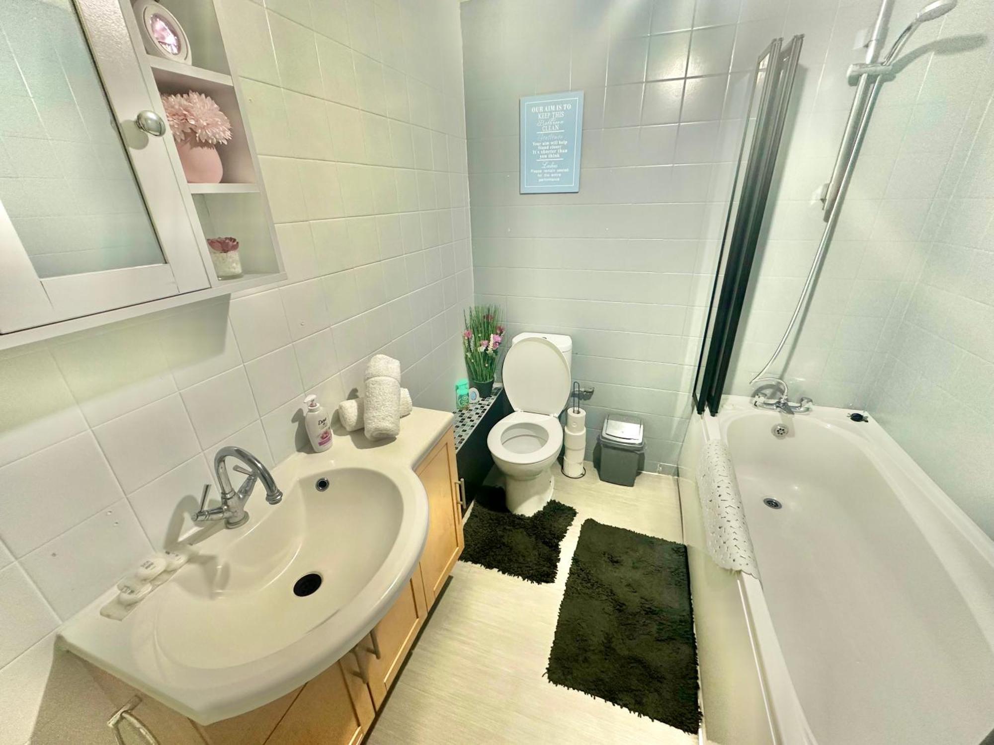 Homely Apartment In The Heart Of Town Centre - Sleeps 6 Борнмът Екстериор снимка