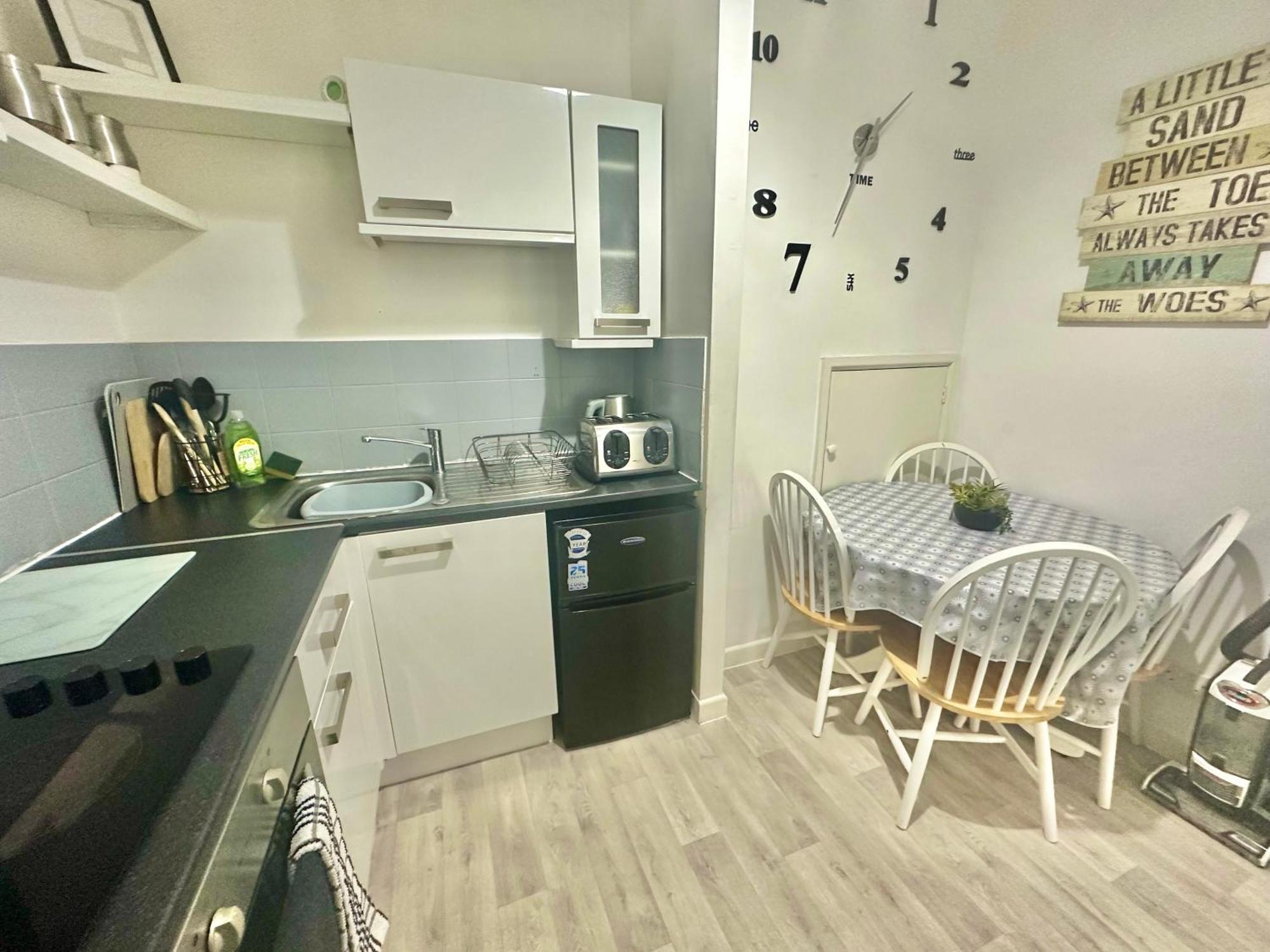 Homely Apartment In The Heart Of Town Centre - Sleeps 6 Борнмът Екстериор снимка