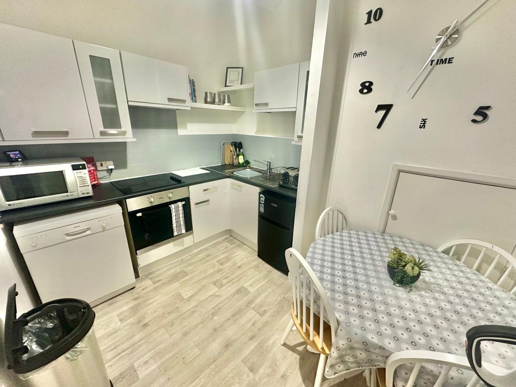 Homely Apartment In The Heart Of Town Centre - Sleeps 6 Борнмът Екстериор снимка