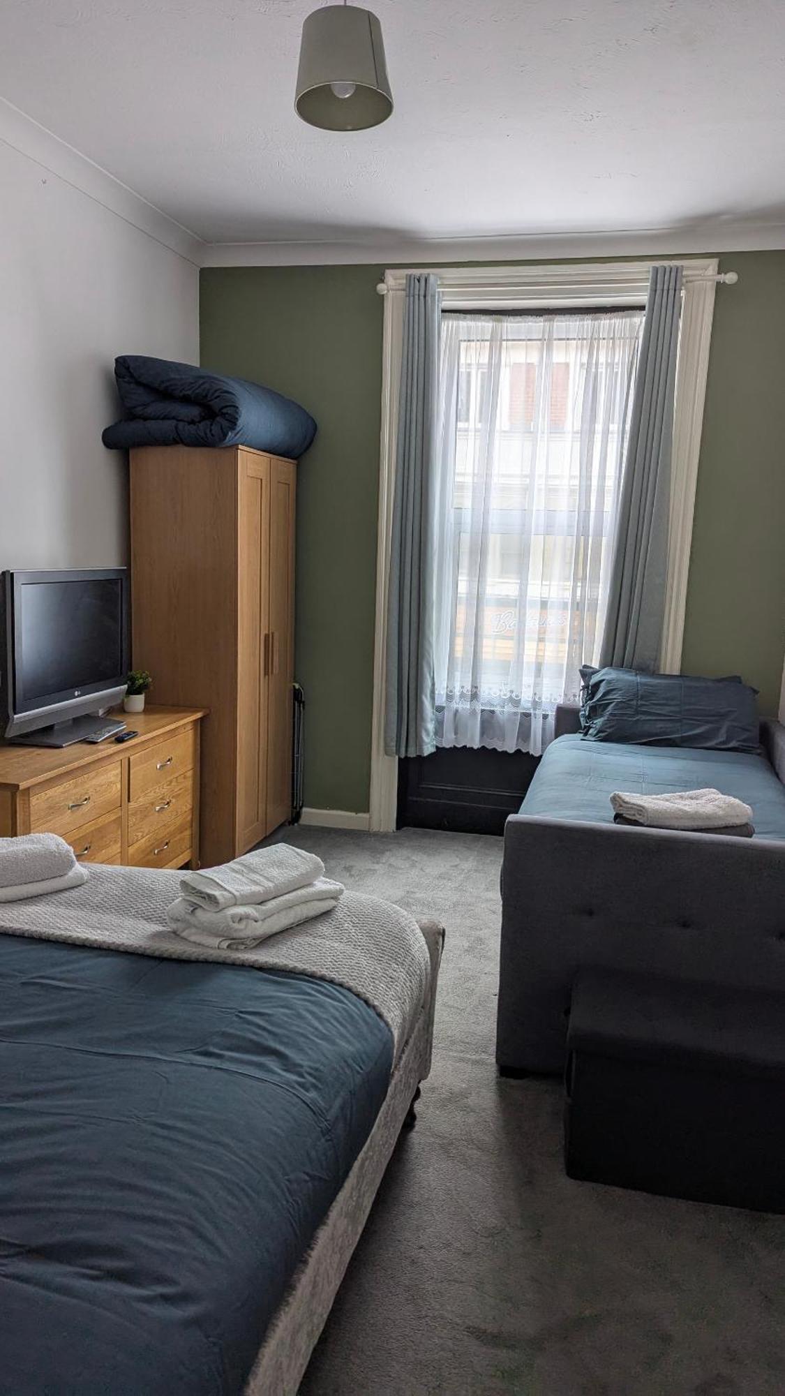 Homely Apartment In The Heart Of Town Centre - Sleeps 6 Борнмът Екстериор снимка