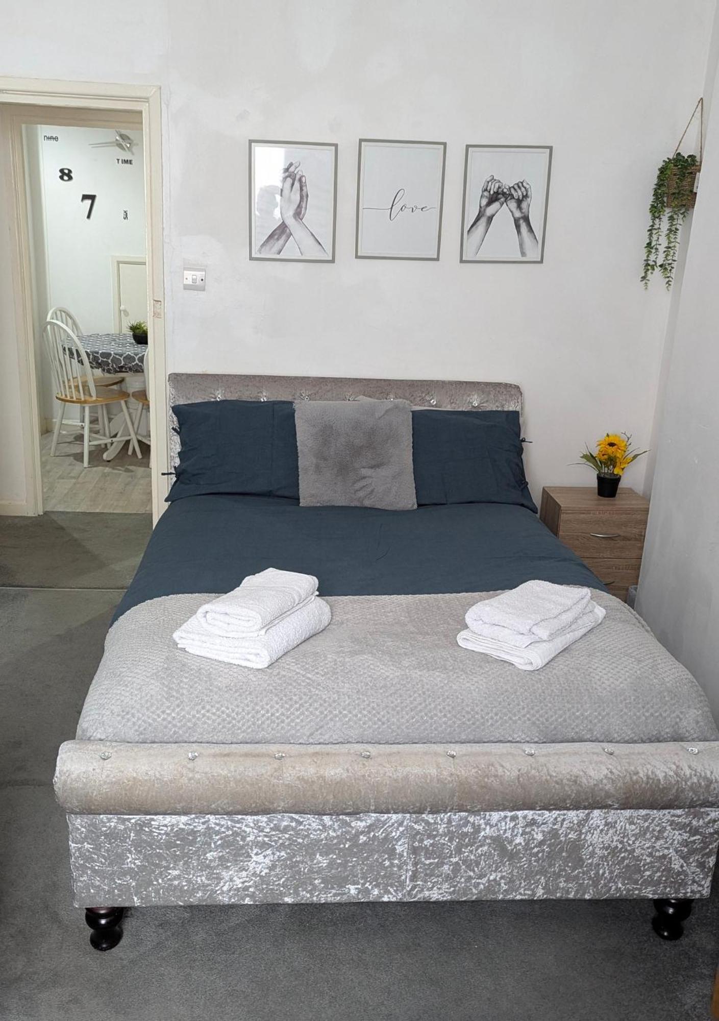 Homely Apartment In The Heart Of Town Centre - Sleeps 6 Борнмът Екстериор снимка